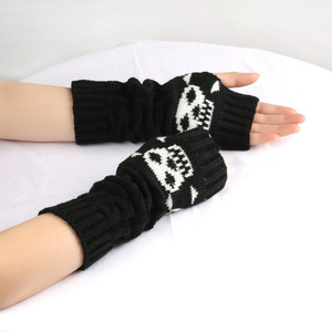 Mitaines en tricot à motif crâne gothique – Gants longs sans doigts avec capuche et masque facial détachables – Gants thermiques en acrylique à motif squelette pour Halloween - Product Image 2