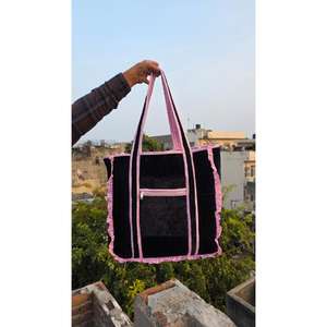 Sac de voyage matelassé en coton fait main, léger, intérieur spacieux, design durable avec impression traditionnelle, idéal pour les voyages - Product Image 4