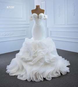 Vestido de Novia QUEENS GOWN, Estilo Sirena/Trompeta, Satinado, Diseño Sencillo, Hombros Descubiertos, Cuello en V, con Falda Voluminosa - Product Image 2