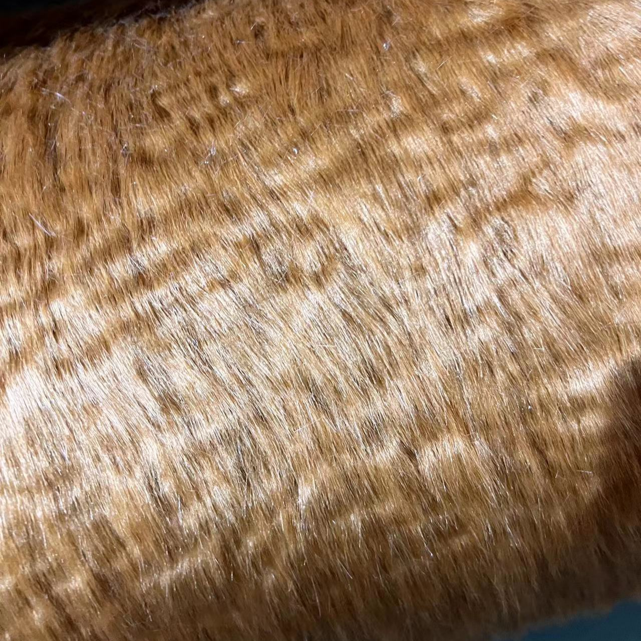 Подгонянная рельефная золотистая ткань из искусственного лошадиного меха