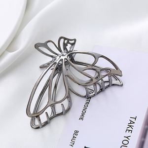 <span class=keywords><strong>PL</strong></span> 2023 nueva moda pinza para el cabello mandíbula aleación hueca Metal pinza para el cabello grande accesorios mariposa pinza para el cabello - Product Image 6