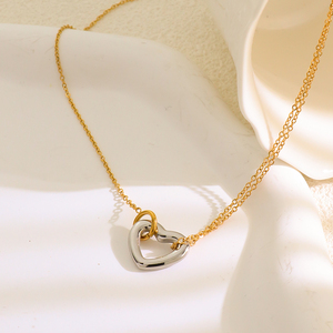 Collana Minimalista da Donna con Doppio Cuore Geometrico in Acciaio Inossidabile Placcato Oro 18K Antiossidante Bicolore Intrecciato - Product Image 3