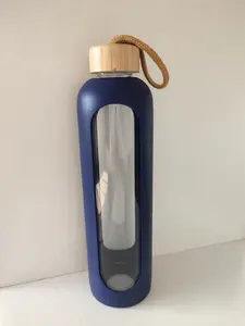 Venta al por mayor personalizado de moda 1000ml botella de vidrio bebidas botellas de agua potable con tapa de Bambú