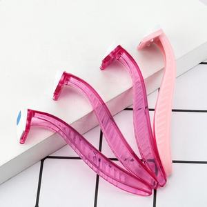 มีดโ<span class=keywords><strong>ก</strong></span>นแบบใช้แล้วทิ้ง ใบมีดเดี่ยว สีชมพู สำหรับโกนขนบิกินี่ พร้อมหวีสำหรับผู้หญิง - Product Image 2