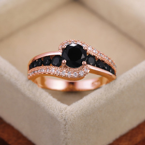 Anello dal Design Classico di Colore Nero per Donne - Product Image 5