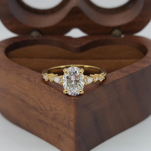 แหวนหมั้นมอสซาไนต์ทรงวงรีวินเทจสำหรับผู้หญิง แหวนมอสซาไนต์ทรงวงรีประดับแบบคลัสเตอร์ แหวนทองคำแท้สำหรับโอกาสพิเศษและวันครบรอบ - Product Image 2