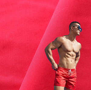 ผ้าโพลีเอสเตอร์สีแดง110GSM เป็นมิตรกับสิ่งแวดล้อมผ้าทอแบบเรียบง่ายเป็นมิตรกับสิ่งแวดล้อมสำหรับเด็กผู้หญิงกางเกงขาสั้น<span class=keywords><strong>ชาย</strong></span>หาดและแจ็คเก็ตกลางแจ้ง - Product Image 1