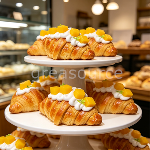 Modèle réaliste de croissant à la crème de mangue, pâtisserie artificielle, pain feuilleté, crème fouettée, garniture aux fruits, pour la démonstration en café et la formation en cuisine, modèle alimentaire frais - Product Image 3