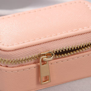 Mini Estuche de Joyería de Cuero Personalizado con Logotipo, Portátil, con Cierre, de Terciopelo, para Guardar Anillos, Collares y Joyas Pequeñas - Product Image 6