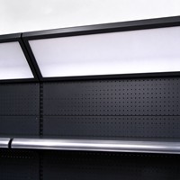 Étagère murale de supermarché en acier noir avec panneau d'affichage lumineux, panneau perforé et niveaux réglables