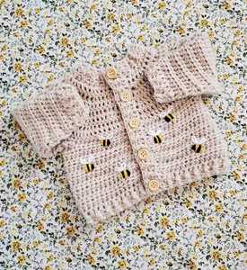 Cardigan per Bambine Ricamato a Mano con Ape, Maglione Traforato per Neonati con Fodera in Cotone - Product Image 1