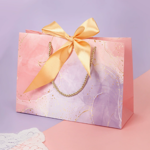 Bolsa de Papel Kraft con Diseño de Flores Púrpuras y Logotipo Personalizado, Bolsa de Regalo con Asa y Cinta - Product Image 1