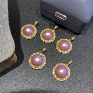 Boucles d'oreilles pendantes en perles Mabe roses de mer Mabei World, 15-16 mm, plaquées or avec accent de diamant, ensemble de bijoux fins - Product Image 3