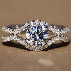 Anello di fidanzamento da donna in oro bianco con diamante naturale taglio brillante rotondo colore G e montatura a halo - Product Image 1