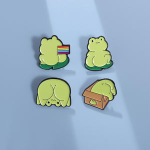 可爱搞笑青蛙珐琅胸针时尚服装配饰送给朋友的礼物 - Product Image 1