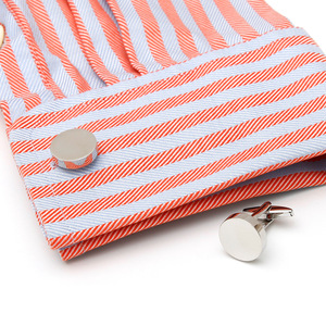 Mancuernillas de Metal Personalizadas de Alta Calidad para Hombre, con Logotipo Grabado, Redondas, de 16 mm, en Negro y Dorado Brillante - Product Image 3