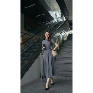 Robe midi moderne bleu-gris pour femme, manches courtes, col polo, taille cintrée, plissée, tenue de bureau, meilleur prix sur mesure - Product Image 1
