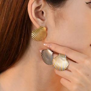 ต่างหูสแตนเลสทรงดาว สไตล์ฤดูร้อนสุดฮิต ชุบทอง 18K ประดับเปลือกหอยชายหาด สองสีผสมผสาน - Product Image 3
