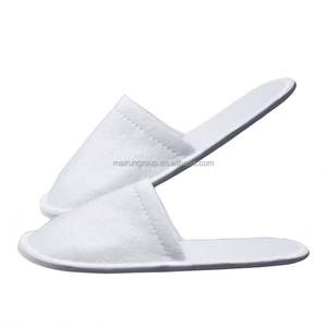 Vente en gros de pantoufles d'été pour femmes, logo personnalisé OEM, PVC, bout fermé, intérieur en velours, semelle EVA de 5 mm, usage hôtelier, plage en plein air, unisexe - Product Image 4