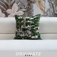 Housse de coussin carrée tuftée RUIYI Textiles, motif botanique vert moderne, 45x45cm, édition designer pour la maison, présentation en showroom