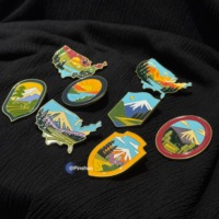 Badge en métal émaillé personnalisé en alliage de zinc avec logo sur mesure pour les magasins de détail et les coffrets cadeaux haut de gamme