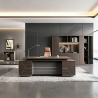 Scrivania direzionale a forma di L in legno scuro con mobiletto laterale per ufficio manager