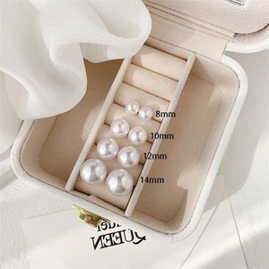 Boucles d'oreilles minimalistes avec breloque en perle de coquillage personnalisée, cadeau de mariage - Product Image 2