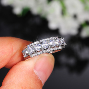 Elegante Anello con Fascia in Zirconi, Gioiello Minimalista da Donna, Accessorio Chic per Uso Quotidiano, Regalo Raffinato - Product Image 4