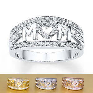 Anello da Donna con Scritta 'Mom' e Zirconi Tricolore, Regalo Sentimentale per Ogni Giorno, Gioiello da Mano - Product Image 1