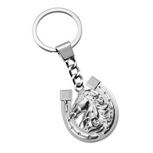 Porte-clés en métal en forme de fer à cheval avec design tête de cheval, finition argentée, accessoire pour clés - Product Image 1