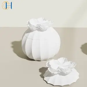 C & amp; h कस्टम फूल ढक्कन उत्कीर्ण डिजाइन अद्वितीय बॉल आकार धारक सिरेमिक मोमबत्ती जार ढक्कन के साथ