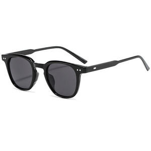 Gafas de Sol Unisex Qianai, Montura Negra Brillante, Lentes de PC con Protección UV400 Tipo 3, Remaches Punteados Irregulares K3-6148 - Product Image 4