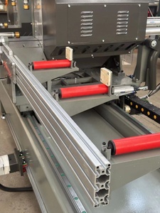 Machine de découpe CNC double tête haute précision 5800x1750x1250mm pour profilés aluminium avec composants de moteur intégrés - Product Image 3