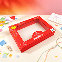 Boîte cadeau rouge personnalisée à rabat, en carton rigide, avec fenêtre transparente, illustration colorée et plateau blanc pour artisanat, jouets et cadeaux