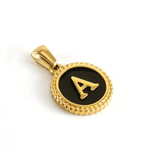 Colgante de disco con borde estampado de 12 mm y letra inicial del alfabeto en esmalte negro |   Acero Inoxidable con Revestimiento PVD de Oro de 18K - Product Image 5