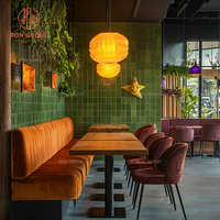 Ensemble de sièges de stand commercial en forme de L, banquette couleur sienna brûlé, chaises violettes, table à manger carrée, café, hôtel, restaurant moderne