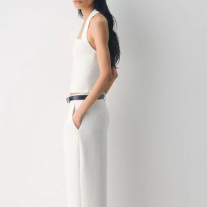 Top court élégant blanc à col halter et coupe ajustée sans manches - Tenue minimaliste pour le bureau et les soirées - Product Image 3