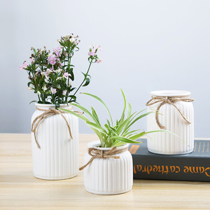 Vase en céramique au design créatif avec surface naturelle pour la décoration de la maison, centre de table, arrangement - Product Image 2