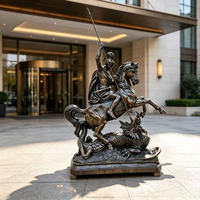Grande sculpture religieuse catholique extérieure célèbre, en bronze coulé, représentant Saint George chevauchant un cheval et tuant le dragon