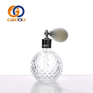 Flacon de parfum en <span class=keywords><strong>verre</strong></span> de luxe vintage 50 ml, design esthétique 'Old Money' découpé, avec bouchon à vis et atomiseur à pompe - Product Image 1