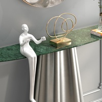 Table de console ronde de luxe en marbre vert pour hall d'entrée, avec piétement cannelé et base en métal brossé, idéale pour hall d'hôtel ou entrée de villa