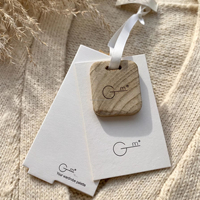 Ensemble d'étiquettes personnalisées pour vêtements avec étiquette en bois de camphre et ruban gros-grain blanc pour les marques de vêtements