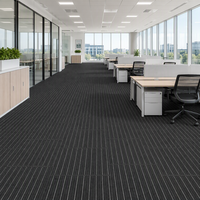 Dalles de moquette robustes 50x50cm en nylon à boucles, modulaires carrées pour projets commerciaux OEM