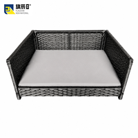 Lit pour animaux de compagnie moderne d'extérieur pour villa, en rotin PE tressé, surélevé, avec coussin mural rembourré pour chien et chat, pour patio, coussin gris clair