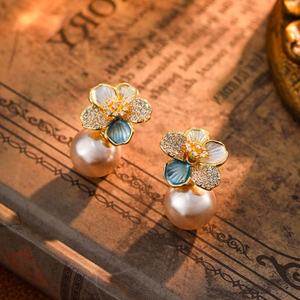 Boucles d'oreilles clous élégantes de style français, micro-incrustées de fleurs, Manta Rose, perle violette, cuivre haut de gamme, zircon principal, exquises et tempérées - Product Image 4