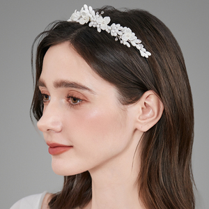 Nouveau <span class=keywords><strong>serre</strong></span>-tête floral artisanal en alliage argenté et doré avec perles et cristaux pour mariages et bals de promo 2026 - Product Image 2