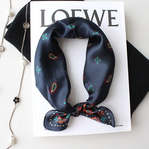 Foulard in Seta Quadrato 55cm con Stampa Floreale Europea, Design Personalizzato con Logo, Sciarpa in Seta per Cerimonie - Product Image 3