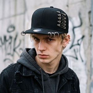 Casquette de baseball personnalisée style punk rock avec anneau métallique, épingles de sûreté gothiques et piercings – Gorras Snapback Personnalisées - Product Image 3