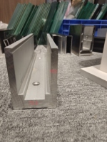 Système de garde-corps en verre résistant à la rouille et aux intempéries Prima PR Commercial pour escaliers et porches extérieurs avec profilé en U en acier facile à nettoyer