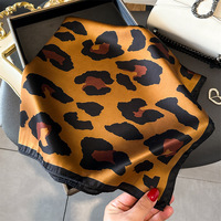 Mode Carré Bandeau Wraps Bandana Luxe Léopard Carré Soie Sentiment Écharpe pour les Femmes